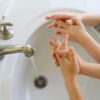 Dva otroka si umivata roke z milom - prvi korak pri preprečevanju okužb