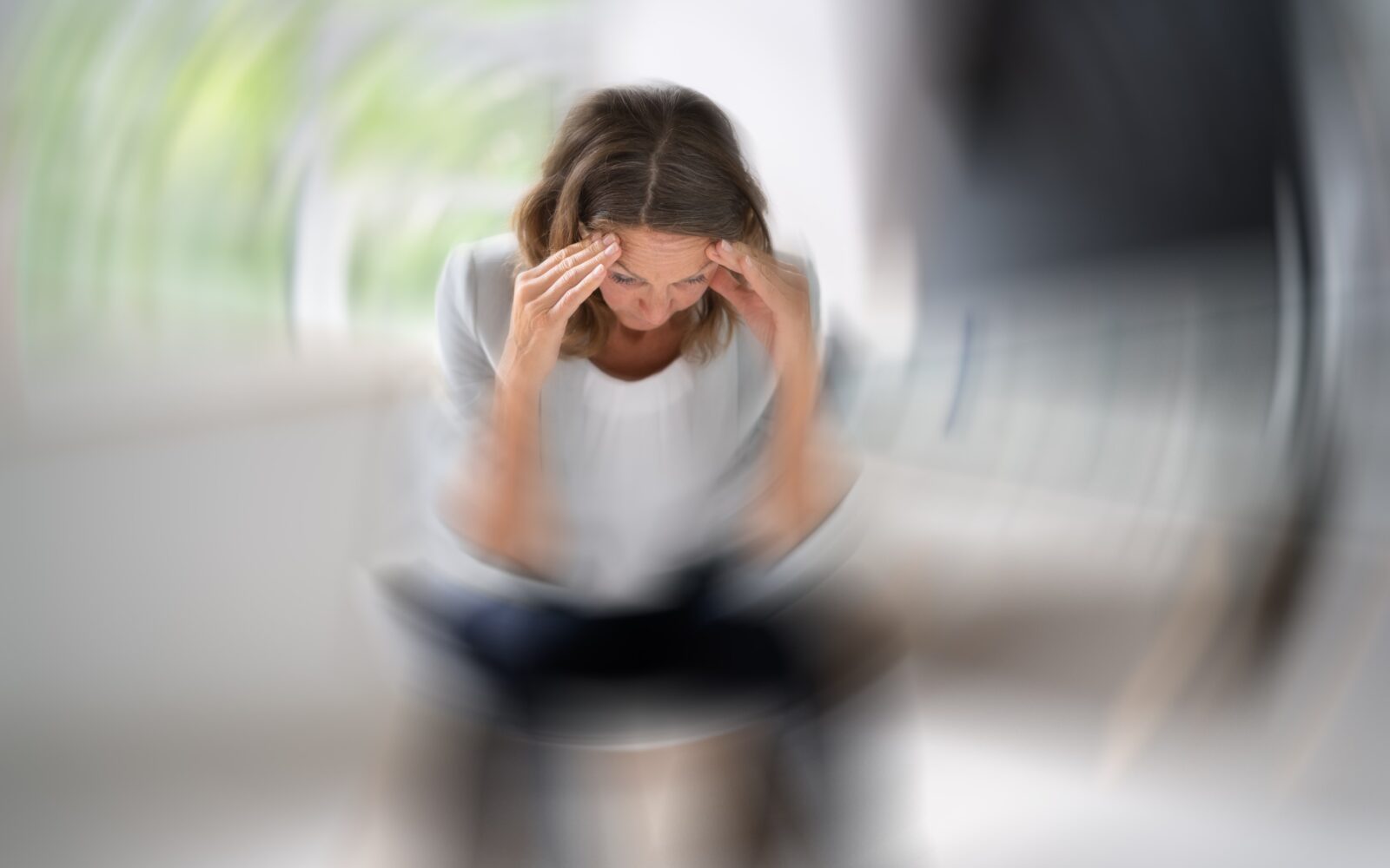 Ženska želi vstati iz kavča pa se ji zelo vrti