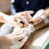 Zdravnik ali medicinska sestra pripravlja bolnika na kemoterapijo
