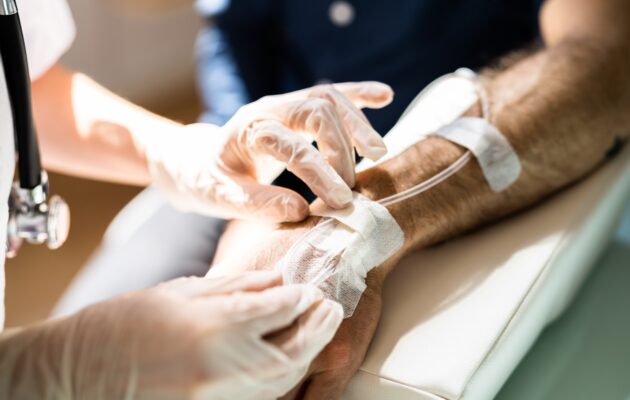 Zdravnik ali medicinska sestra pripravlja bolnika na kemoterapijo