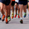 Bolečina pri teku: kdaj je normalna posledica obremenitve in kdaj gre lahko za poškodbo