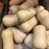 Maslene buče oziroma maslenke v zaboju v trgovini.