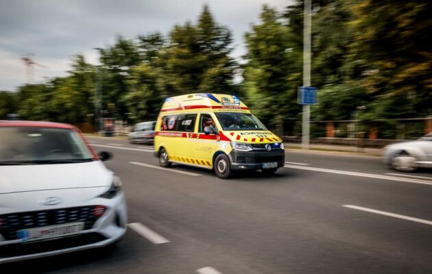 rešilec, ki hiti na reševanje pri prometni nesreči zaradi nepozornosti