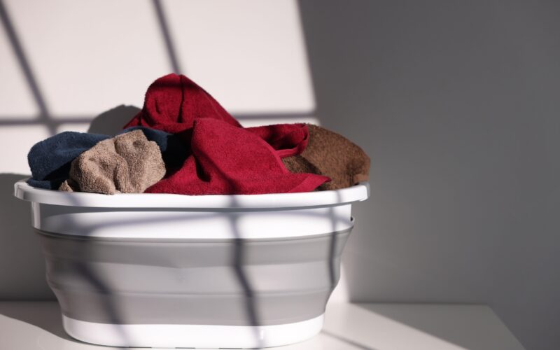 Ta kuhinjska sestavina lahko pomaga zmehčati trde brisače