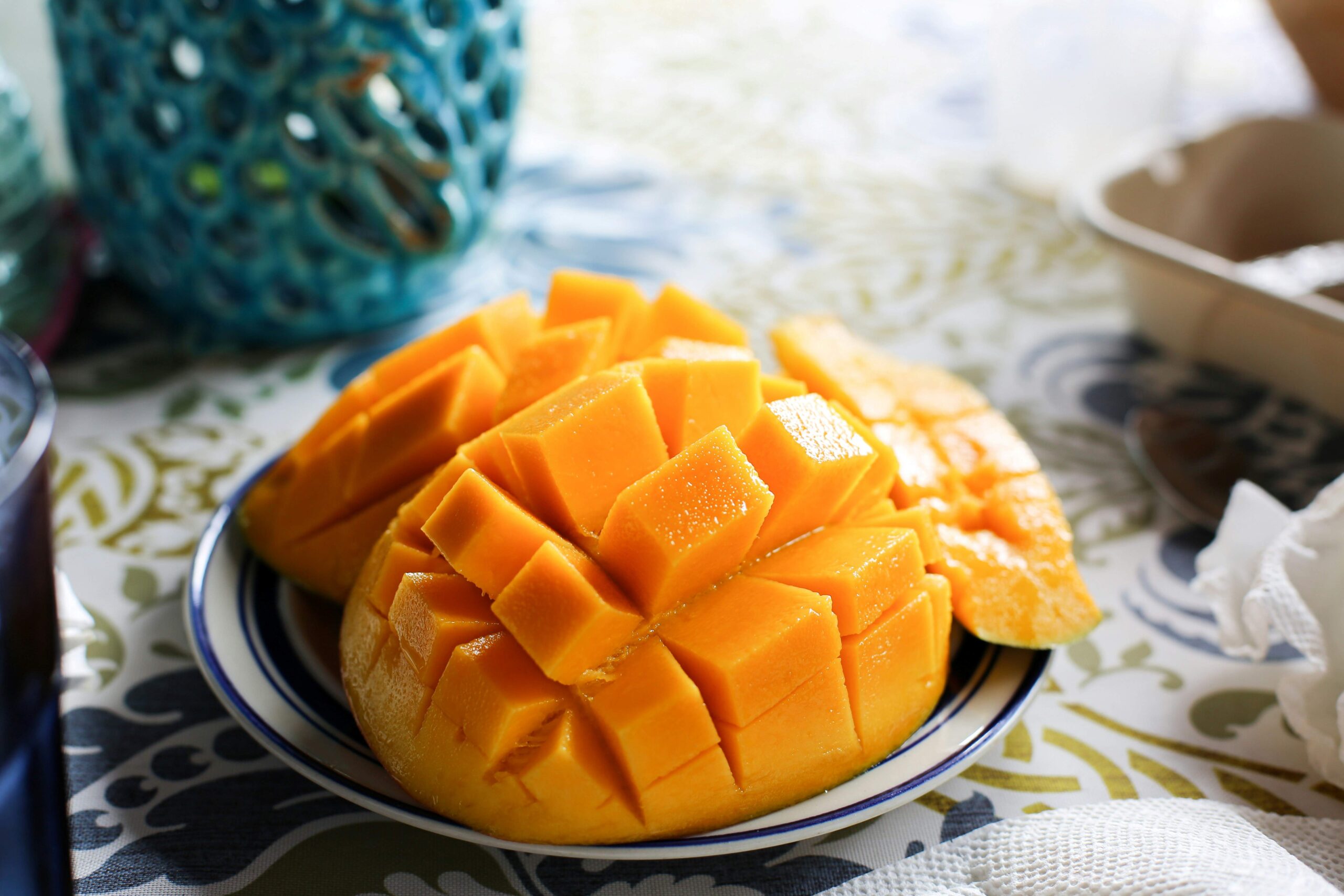 Na mizi je narezan mango; mango naj bi pomagal ohranjati mladostno kožo