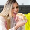 Mlajša ženska je hot dog
