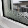 Kondenzacija in vodne kapljice na okenskem steklu