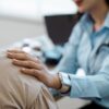 Zdravnica in pacientka med pregledom; zdravnica ima roko na ramah pacientke v znak sočutje, empatije